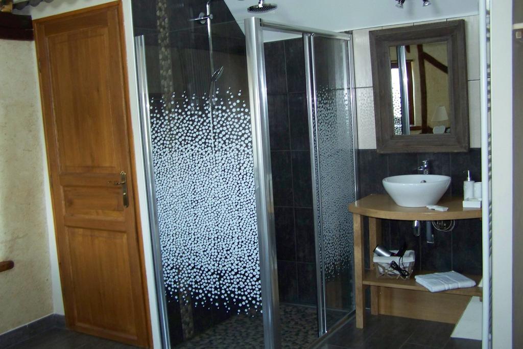 Les Hotes Du Lac, Chambres Et Tables D'Hotes Mandailles  Szoba fotó